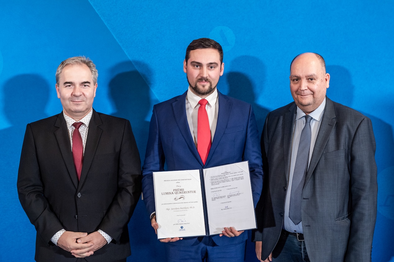 Loni Jaroslav Bartík převzal z rukou předsedy Akademie věd ČR Radomíra Pánka (vlevo) prémii Lumina quaeruntur. Jaroslav Bartik Lumina Quaeruntur