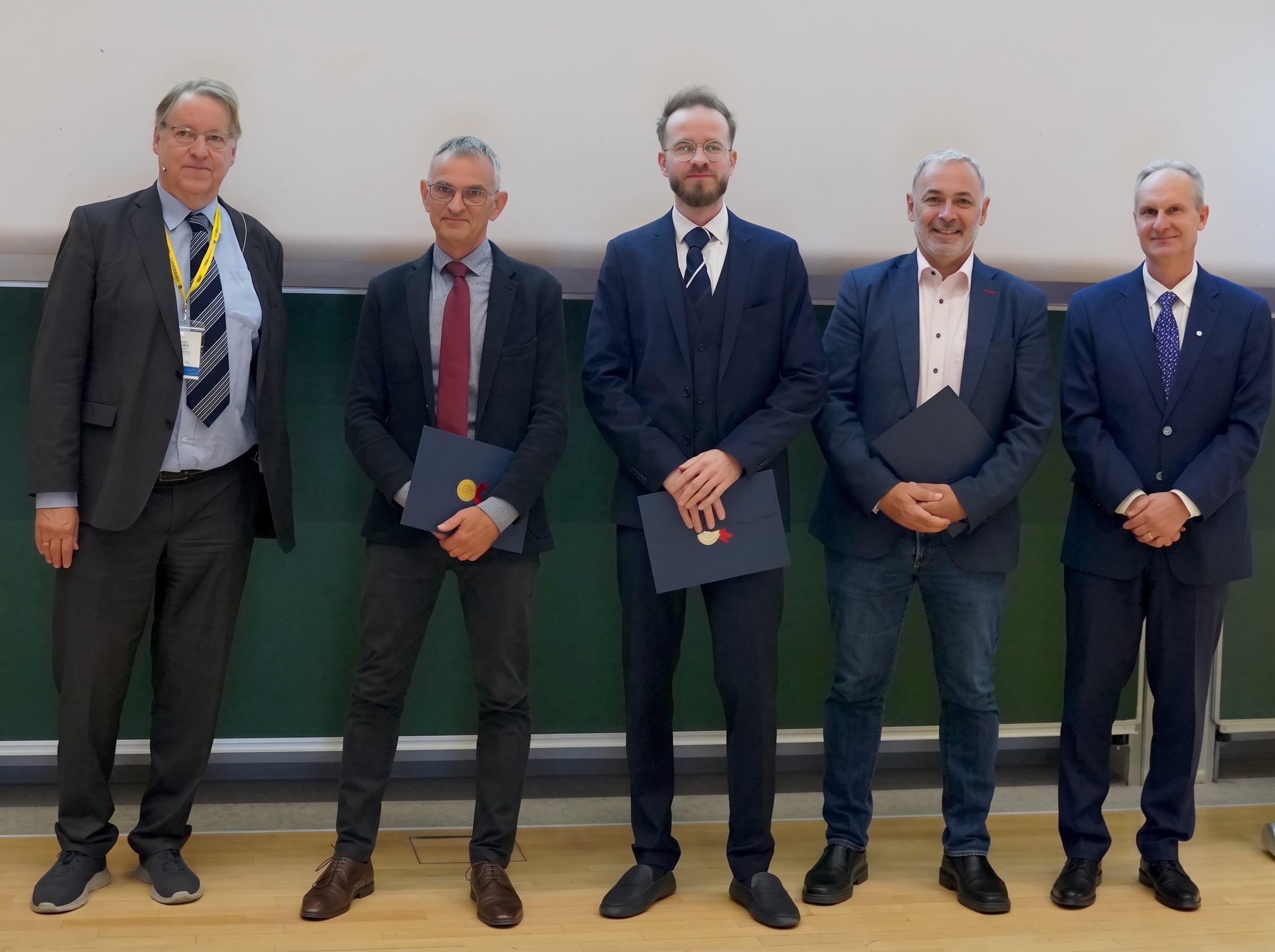 Tomáš Jungwirth, Libor Šmejkal a Jairo Sinova převzali EPS Europhysics Prize 2026 Jungwirth Smejkal Sinova