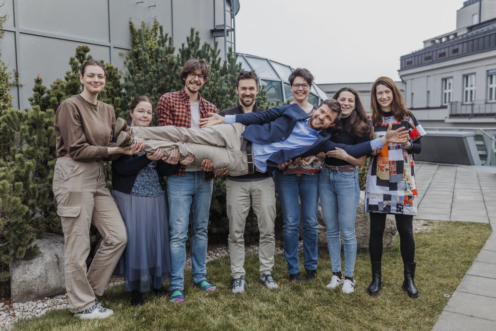 Bolzanovu cenu sice získal jen Martin Volek, ale jak podotýká, na výzkumu se podílel celý tým, ve kterém působil na Ústavu organické chemie a biochemie AV ČR. Martin Volek1