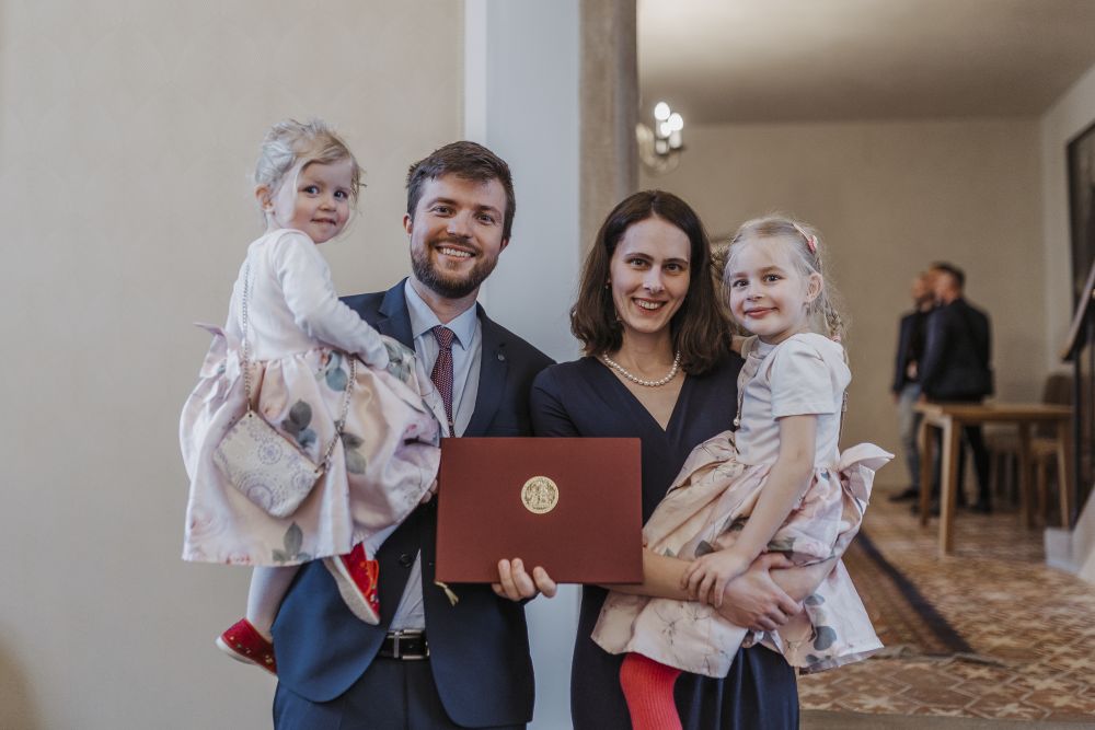 Martin Volek s manželkou a dcerami při slavnostním ceremoniálu konaném u příležitosti vyhlášení letošních laureátů Bolzanovy ceny. Martin Volek3
