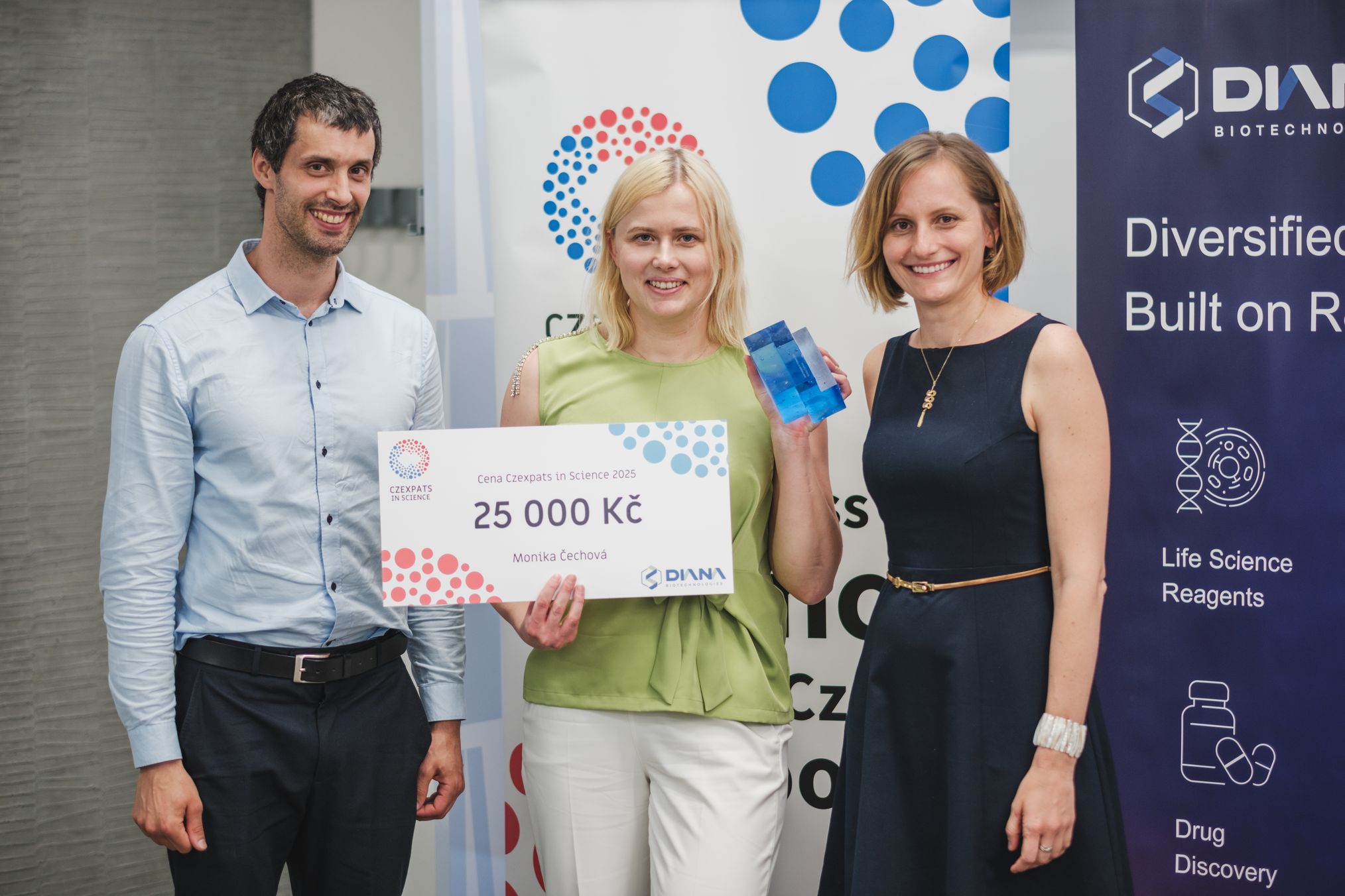 Monika Cechova uprostred