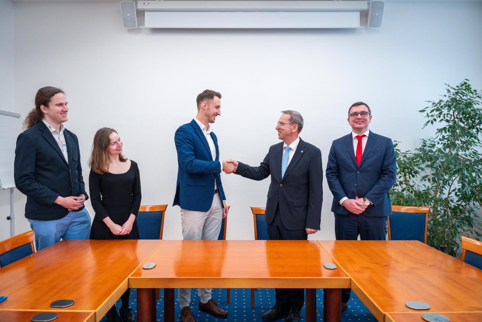 ELEDU s rektorem VUT a děkanem FEKT VUT při podpisu smlouvy o podmínkách užívání označení Start-up VUT. | Foto: Václav Koníček VUT RE Podpis Startupu Spinoffu VUT 2025 12 11 Konicek 042 1600 1600