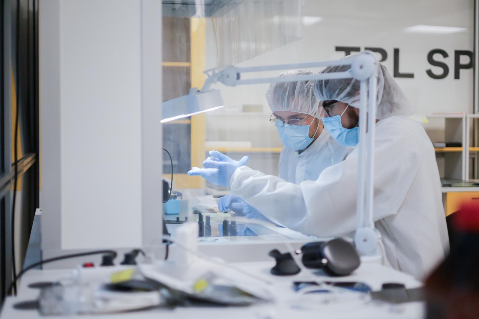 Závěrečná fáze příprav družice KOSTKA v čistých prostorách (tzv. cleanroomu) společnosti TRL Space VUT druzice2