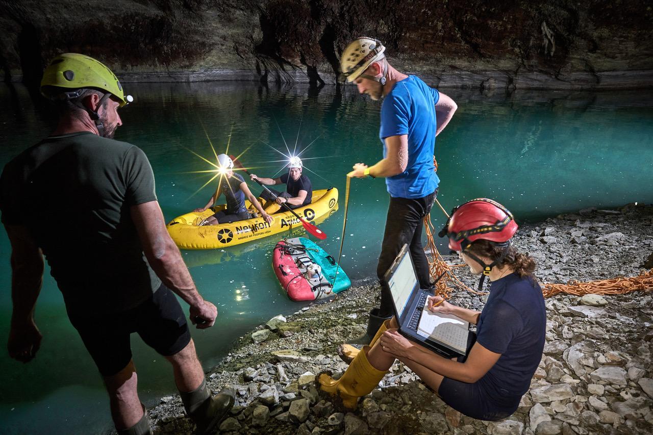 Vědci z brněnského Hydrometeorologického ústavu a Geologické služby měří sonarem profil dna jezera Neuron audy 3