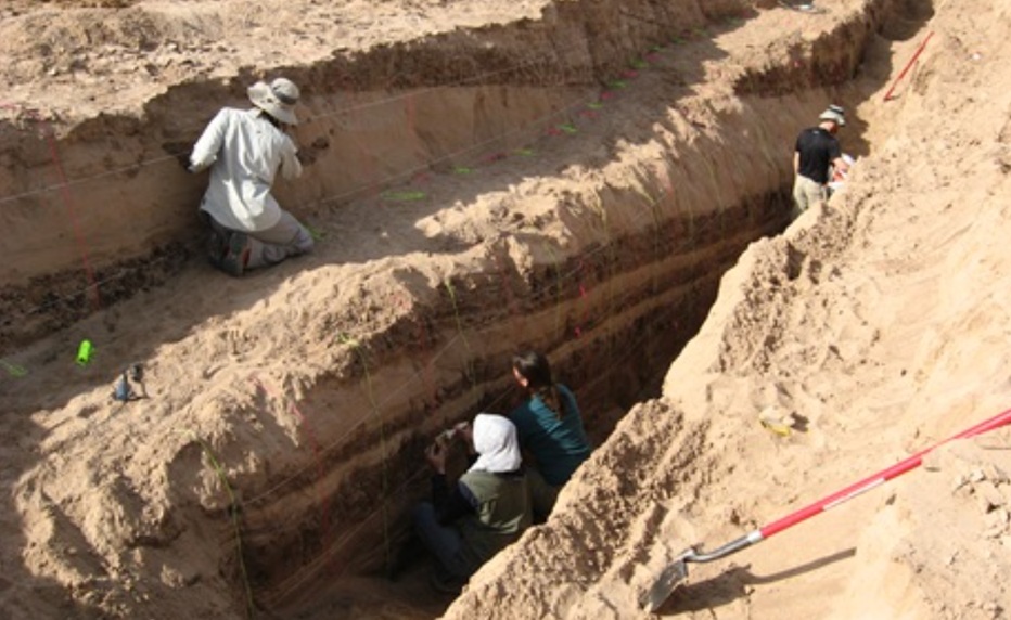 Petra Štěpančíková a její tým při práci v paleoseismologických rýhách v terénu jižní Kalifornie jizni Kalifornie