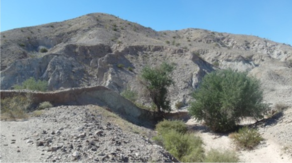 Při zemětřesení o magnitudu 7,2 v roce 2010 došlo na mexické straně zóny zlomu Elsinore k posunu údolí a vzniku zlomového svahu. zlomovy svah