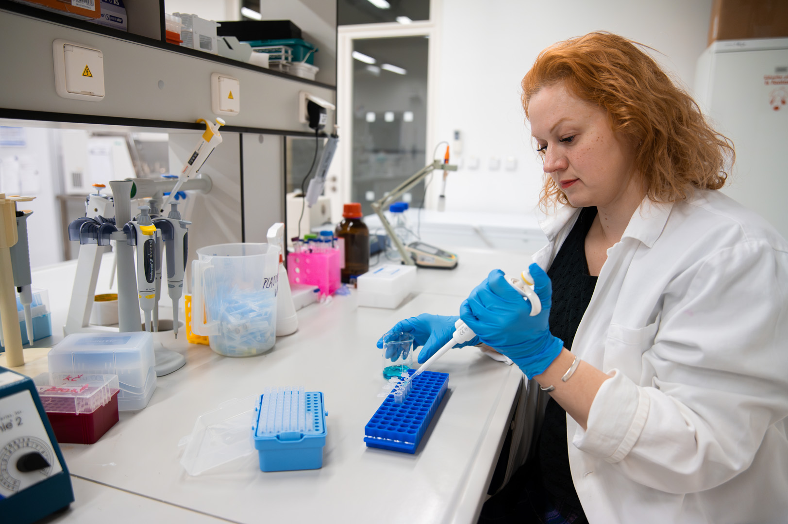 Alena Moudrá v laboratoři NUDZ, pipetování vzorku 2