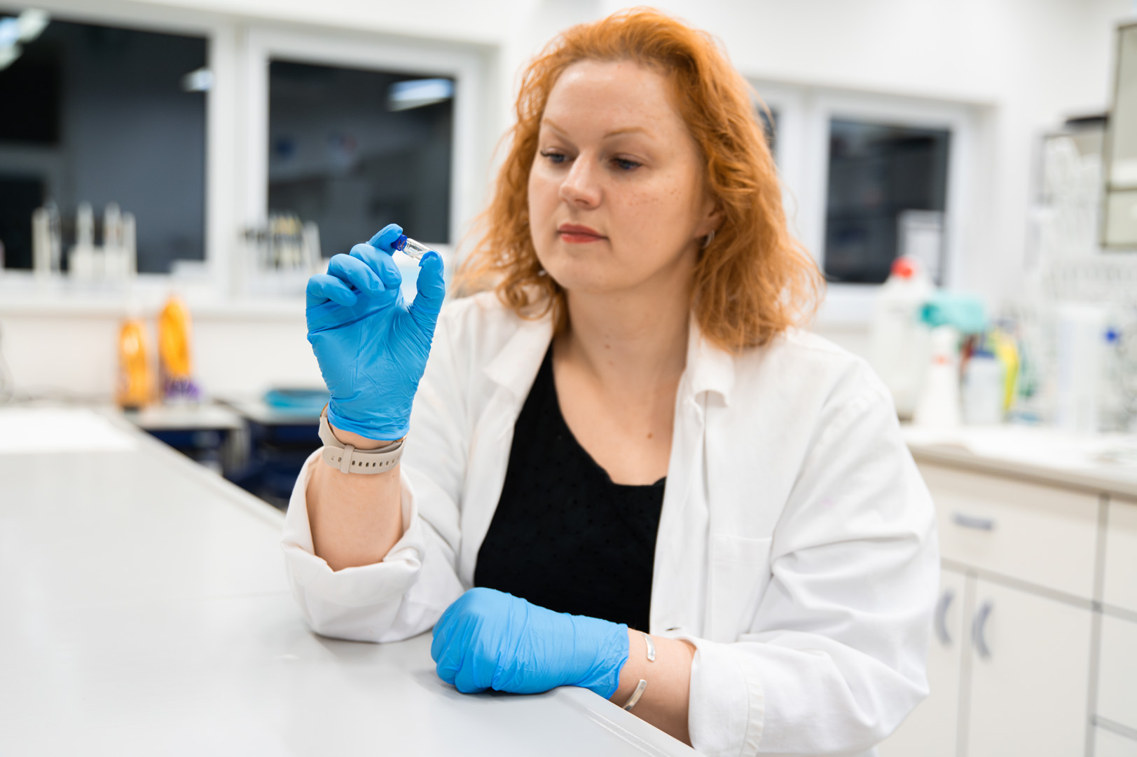 Alena Moudrá v laboratoři NUDZ, standardy pro spektrofotometrii 3