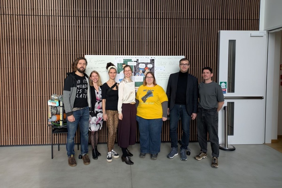 Na setkání při Mezinárodním dni vzdělávání zavítali hosté z nejrůznějších oblastí. Zleva: Štěpán Jílek (umělec, spoluautor murálu na počest Heyrovského), Vlaďka Vojtíšková (iniciátorka murálu, šéfredaktorka VědaVýzkum.cz), Josefína Jonášová (umělkyně, spoluautorka murálu); uprostřed členka popularizační skupiny FZU a moderátorka akce Julie Nekola Nováková; další hosté: Lenka Jelena Příplatová (evoluční bioložka a spoluvedoucí Technecia), Alexandr Prokop (zakladatel a spoluvedoucí Technecia, chemik), Vojtěch Šeda (výtvarník, autor mj. komiksu Taje nanosvěta). V pozadí lze vlevo spatřit studentskou ponorku vybudovanou v Techneciu i první stranu komiksu vytištěnou ve formátu posteru. Foto: Martin Ledinský