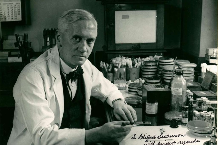 Alexander Fleming a jeho penicilinová plíseň v Petriho miskách