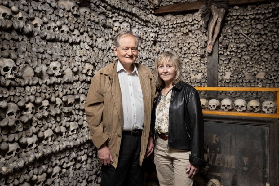 Václav Smrčka a Zdenka Musilová v kostnici ve středočeské Žehuni.