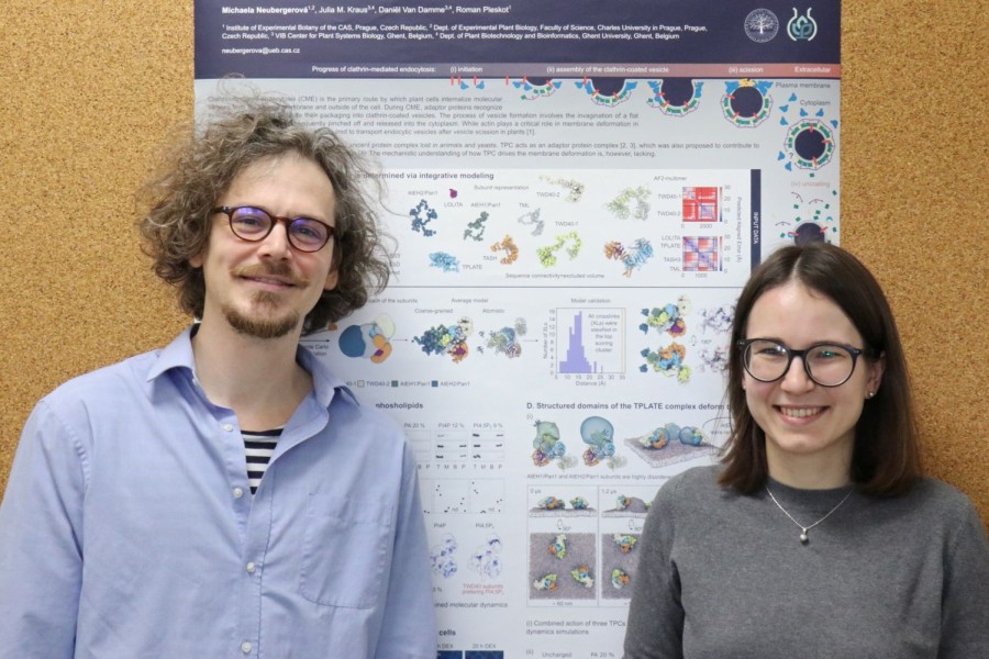 Roman Pleskot a Michaela Neubergerová před posterem popisujícím jejich výzkum