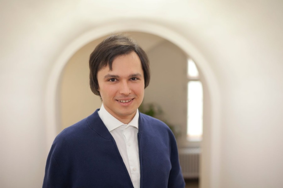 Teolog a filozof Eduard Fiedler se věnuje otázkám chápání a interpretace Svaté Trojice v dnešní teologii, filozofii i křesťanské praxi