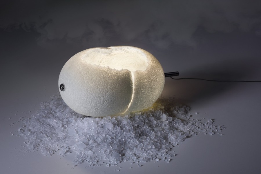 Designéři z Balance is Motion vytvořili z Glassticine kolekci experimentálních produktů Afterforms: aromadifuzér, který využívá poréznosti nového materiálu, a svítidla, která tlumí zvuk a mohou i vonět. | Foto: Anna Pleslová