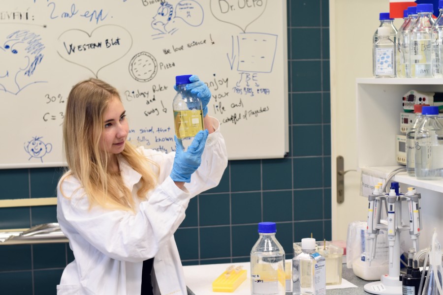 Doktorandka Michaela Dobrovolná se věnuje výzkumu nekanonických forem DNA. | Autor: archiv Michaely Dobrovolné