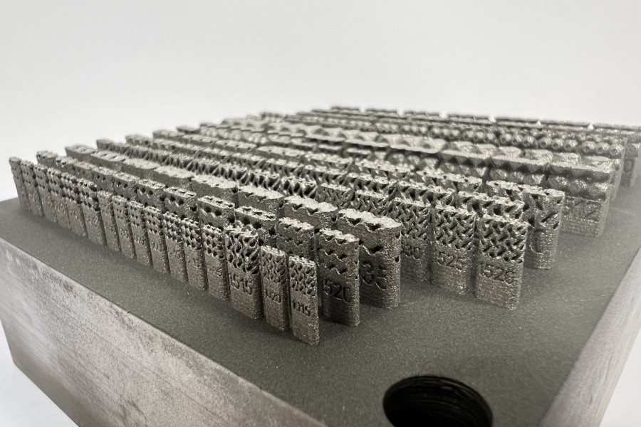 Vzorky porézních struktur vyrobených kovovým 3D tiskem