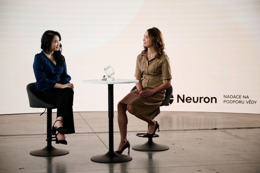 Jednou z tváří kampaně "Začni s proč" je Claudie Haová (vlevo). Na fotografii s ředitelkou Nadace Neuron Monikou Řasa Vondrákovou