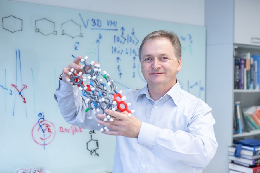 Ivo Starý z Ústavu organické chemie a biochemie AV ČR