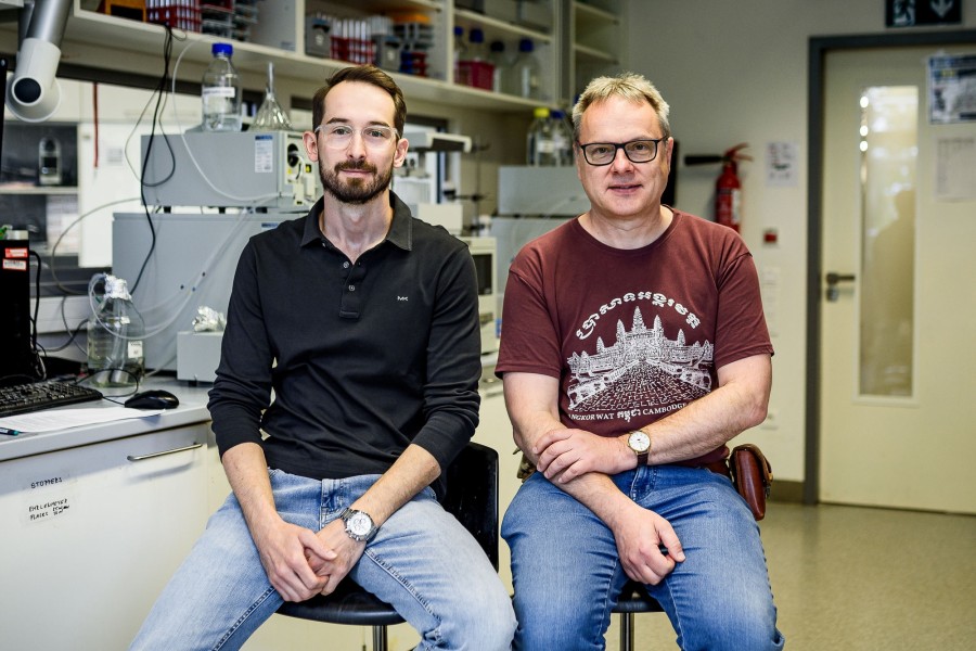 Marek Ondruš, první autor studie, a Michal Hocek, vedoucí vědecké skupiny Bioorganická a medicinální chemie nukleových kyselin, ÚOCHB