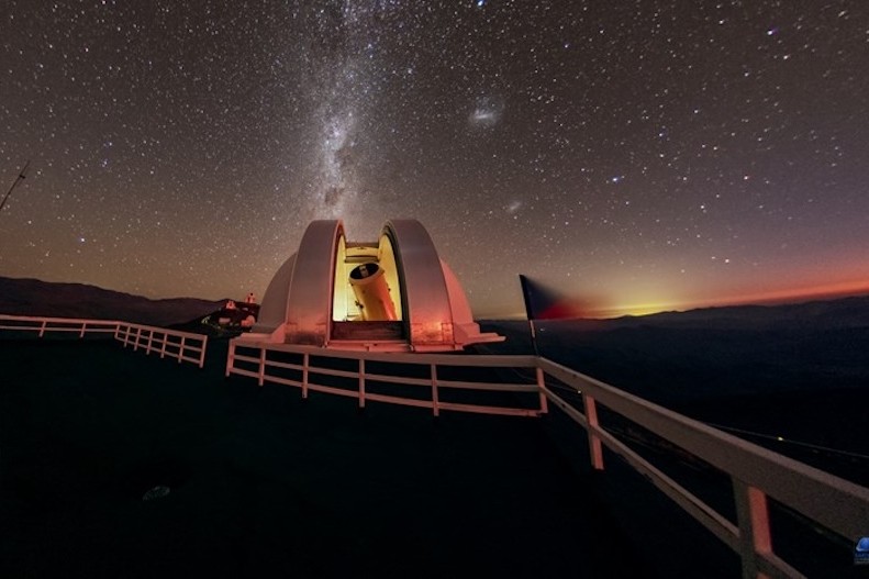 Kopule s dalekohledem E152 na observatoři ESO La Silla v Chile | Foto: Zdeněk Bardon