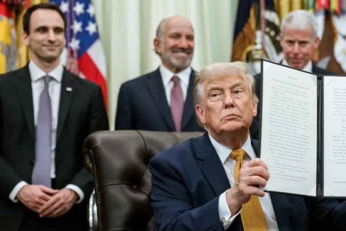 Americký prezident Donald Trump s ředitelem Úřadu pro vědu a technologii Bílého domu (OSTP) Michaelem Kratsiosem (úplně vlevo) | Foto: Bílý dům