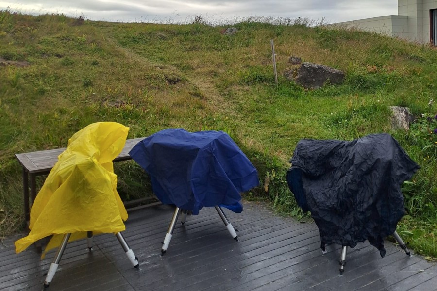 Stykkishólmur - tři montáže čekají pod pláštěnkami | Foto: Pavel Štarha