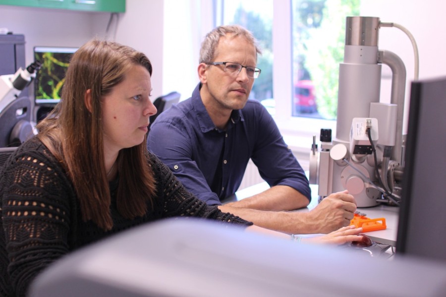 Šárka Hauzerová z oddělení bioinženýrství Katedry chemie FP TUL a Pavel Márton z Ústavu mechatroniky a technické informatiky FM TUL u elektronového rastrovacího mikroskopu