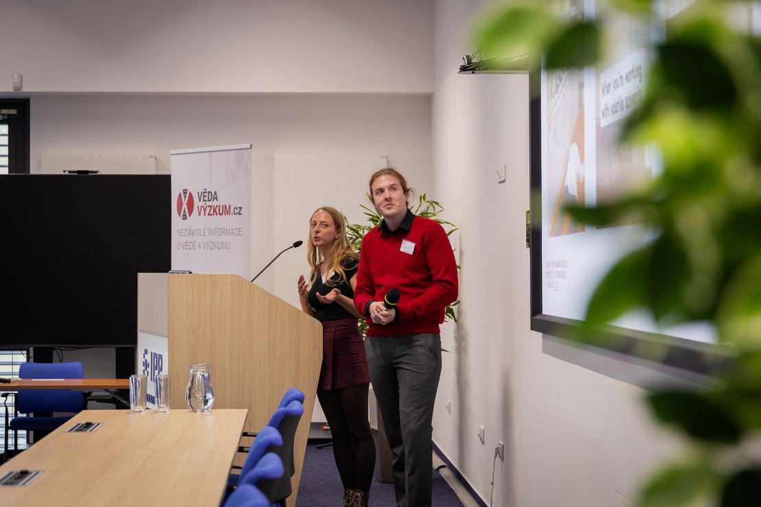 Instagramoví "mágové" David Mareš a Pavlína Konopáčová z Technické univerzity v Liberci konference Science Communication 2025 074